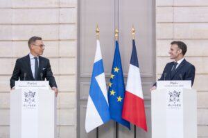 Ο Αλεξάντερ Στουμπ και ο Εμανουέλ Μακρόν μπροστά στις σημαίες Φινλανδίας, Ευρωπαϊκής Ένωσης και Γαλλίας