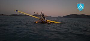 Το μισθωμένο πυροσβεστικό ΦΑΪΡ ΜΠΟΣ στη θάλασσα μετά την αναγκαστική προσθαλάσσωση κοντά στον Αστακό
