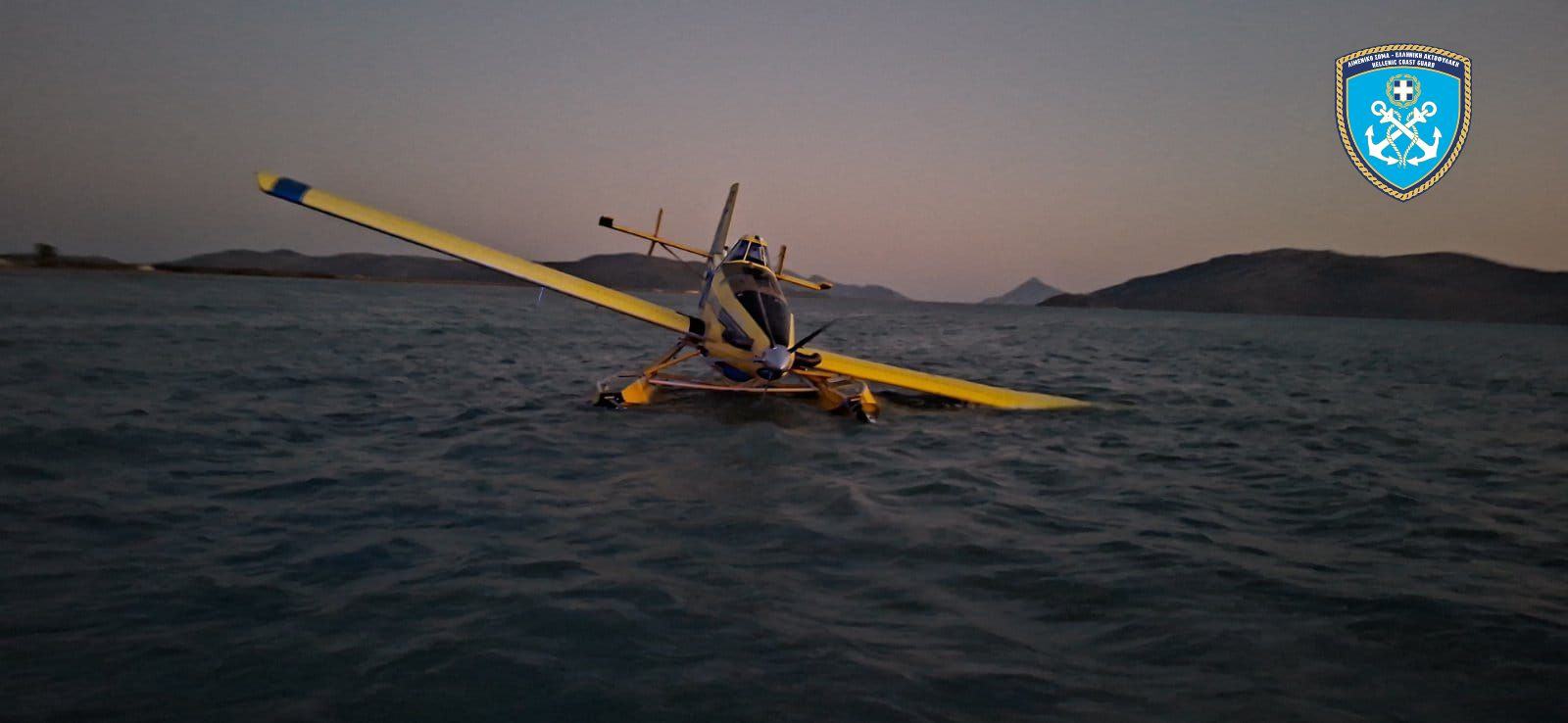Το μισθωμένο πυροσβεστικό ΦΑΪΡ ΜΠΟΣ στη θάλασσα μετά την αναγκαστική προσθαλάσσωση κοντά στον Αστακό
