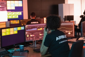 Ειδικοί της Airbus Cybersecurity παρακολουθούν ψηφιακές απειλές σε κέντρο επιχειρήσεων ασφαλείας