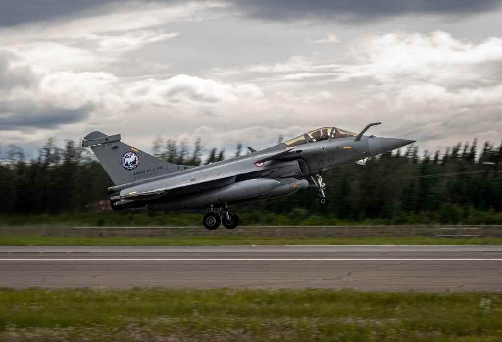 Γαλλικό Rafale C απογειώνεται από τη βάση Eielson στην Αλάσκα κατά την άσκηση Arctic Defender 24