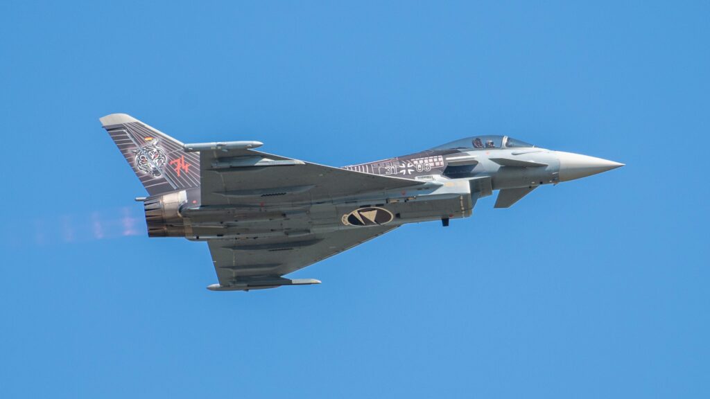 Γερμανικό Eurofighter με αριθμό 31+06 σε πτήση και μπλε ουρανό στο Φέρφορντ