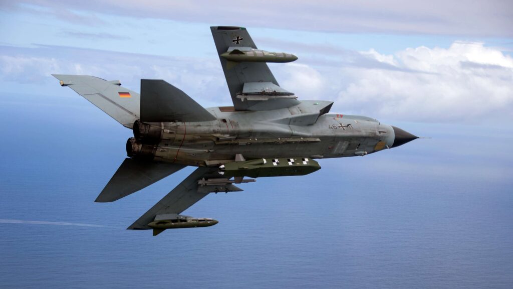 &Alpha;&epsilon;&rho;&omicron;&sigma;&kappa;ά&phi;&omicron;&sigmaf; Tornado &tau;&eta;&sigmaf; Luftwaffe &mu;&epsilon;&tau;&alpha;&phi;έ&rho;&epsilon;&iota; &pi;ύ&rho;&alpha;&upsilon;&lambda;&omicron; Taurus KEPD 350 &pi;ά&nu;&omega; &alpha;&pi;ό &tau;&eta; &theta;ά&lambda;&alpha;&sigma;&sigma;&alpha;