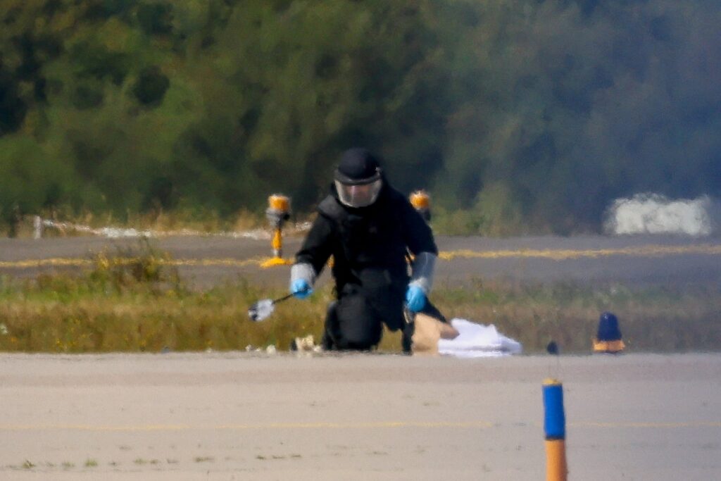 Πυροτεχνουργός της αστυνομίας εργάζεται στον διάδρομο του αεροδρομίου Λειψίας και Χάλε