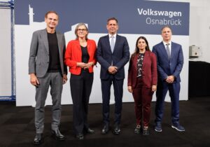 Εκπρόσωποι της Volkswagen, των εργαζομένων και της Κάτω Σαξονίας μπροστά από το εργοστάσιο στο Osnabrück
