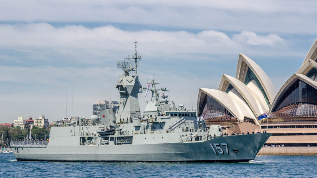 Η φρεγάτα HMAS Perth του Βασιλικού Αυστραλιανού Ναυτικού εν πλω