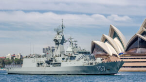 Η φρεγάτα HMAS Perth του Βασιλικού Αυστραλιανού Ναυτικού εν πλω