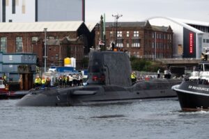 Το πυρηνοκίνητο υποβρύχιο HMS Agamemnon αποπλέει από το Μπάροου