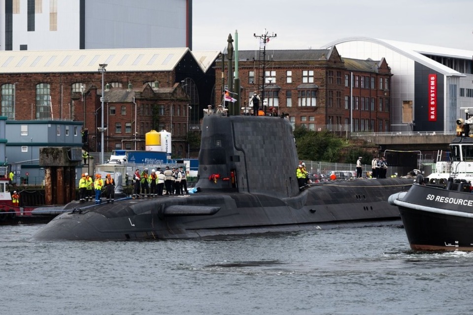 Το πυρηνοκίνητο υποβρύχιο HMS Agamemnon αποπλέει από το Μπάροου