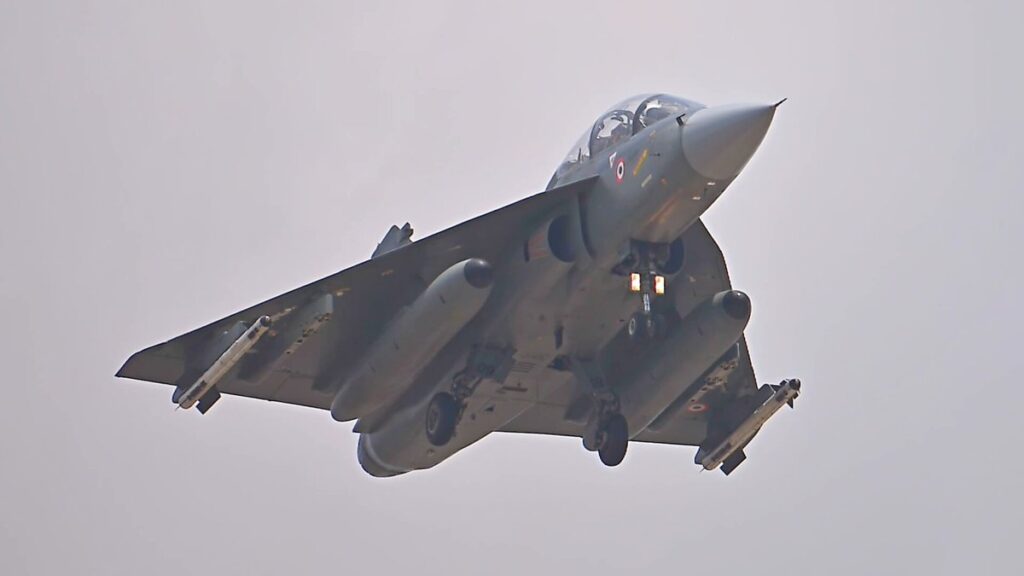 Διθέσιο μαχητικό Tejas της Ινδικής Αεροπορίας σε πτήση με το σύστημα προσγείωσης κατεβασμένο