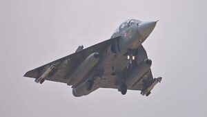 Διθέσιο μαχητικό Tejas της Ινδικής Αεροπορίας σε πτήση με το σύστημα προσγείωσης κατεβασμένο