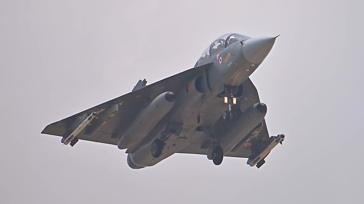 Διθέσιο μαχητικό Tejas της Ινδικής Αεροπορίας σε πτήση με το σύστημα προσγείωσης κατεβασμένο