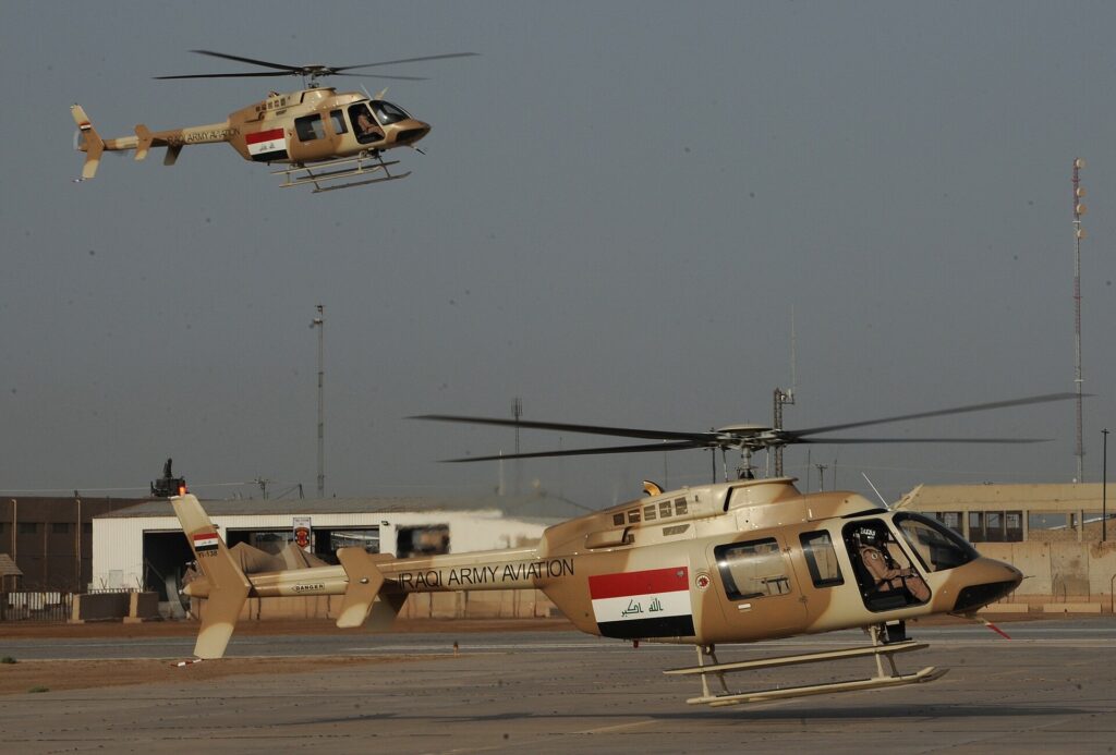Δύο ελικόπτερα Bell 407 της Αεροπορίας Στρατού του Ιράκ σε πτήση στην Τάτζι