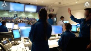 Στελέχη των ισραηλινών ενόπλων δυνάμεων εργάζονται σε κέντρο ελέγχου δορυφορικών επιχειρήσεων