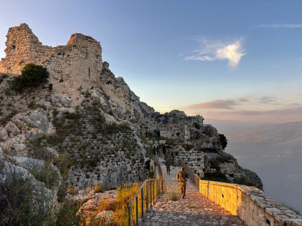 Ισραηλινός στρατιώτης περπατά σε πέτρινο διάδρομο μπροστά στο κάστρο Μποφόρ στον νότιο Λίβανο