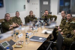 Στελέχη των ισραηλινών ενόπλων δυνάμεων παρακολουθούν επιχειρήσεις σε κέντρο διοίκησης