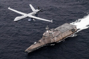 Μη επανδρωμένο αεροσκάφος MQ-9B SeaGuardian πετά πάνω από πλοίο στον Ειρηνικό Ωκεανό