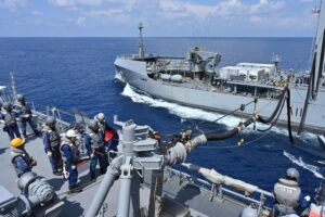 Το ιαπωνικό JS Ise και το νεοζηλανδικό HMNZS Aotearoa σε άσκηση ανεφοδιασμού στη Νότια Σινική Θάλασσα
