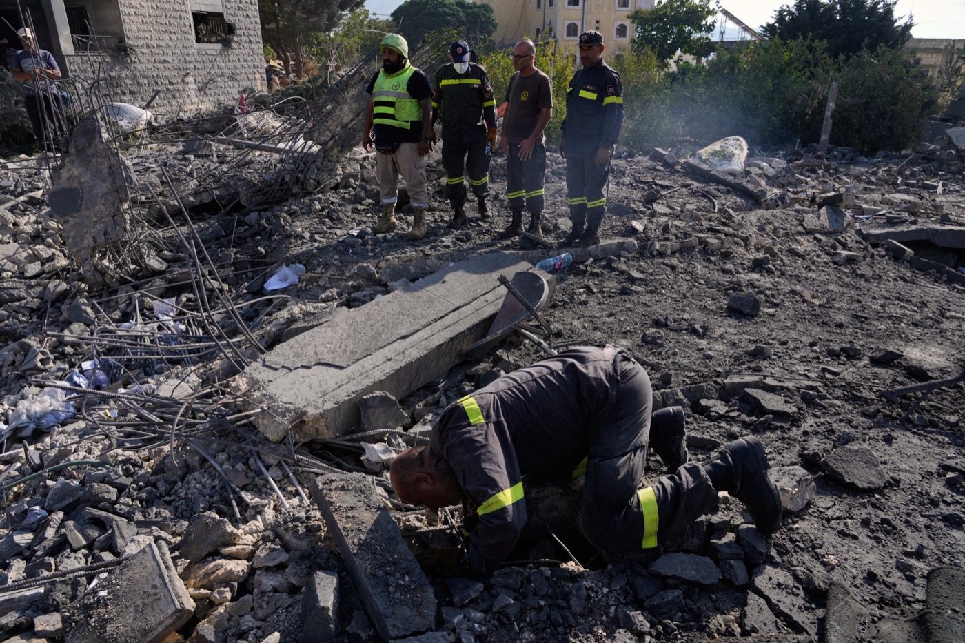 Διασώστες ερευνούν τα ερείπια κτιρίου μετά το ισραηλινό πλήγμα στην Κφαρ Ρουμάν του Λιβάνου