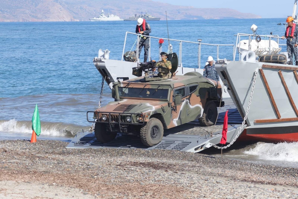 Ό&chi;&eta;&mu;&alpha; HMMWV &kappa;&alpha;&tau;&epsilon;&beta;&alpha;ί&nu;&epsilon;&iota; &tau;&eta; &rho;ά&mu;&pi;&alpha; &alpha;&pi;&omicron;&beta;&alpha;&tau;&iota;&kappa;&omicron;ύ &sigma;&kappa;ά&phi;&omicron;&upsilon;&sigmaf; &sigma;&tau;&eta;&nu; &alpha;&kappa;&tau;ή