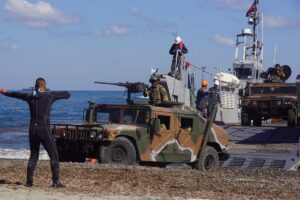 Δύο οχήματα HMMWV εξέρχονται από αποβατικό σκάφος στην ακτή κατά τη ΜΕΔΟΥΣΑ 15