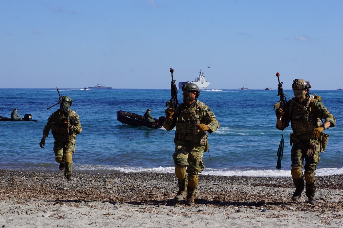 &Tau;&rho;ί&alpha; &sigma;&tau;&epsilon;&lambda;έ&chi;&eta; &epsilon;&iota;&delta;&iota;&kappa;ώ&nu; &epsilon;&pi;&iota;&chi;&epsilon;&iota;&rho;ή&sigma;&epsilon;&omega;&nu; &tau;&rho;έ&chi;&omicron;&upsilon;&nu; &alpha;&pi;ό &tau;&eta; &theta;ά&lambda;&alpha;&sigma;&sigma;&alpha; &pi;&rho;&omicron;&sigmaf; &tau;&eta;&nu; &alpha;&kappa;&tau;ή
