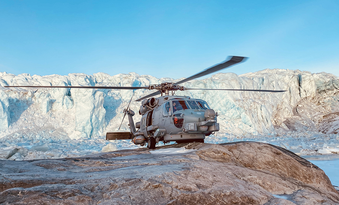 Δανικό ελικόπτερο MH-60R Seahawk μπροστά σε παγετώνα στη Γροιλανδία