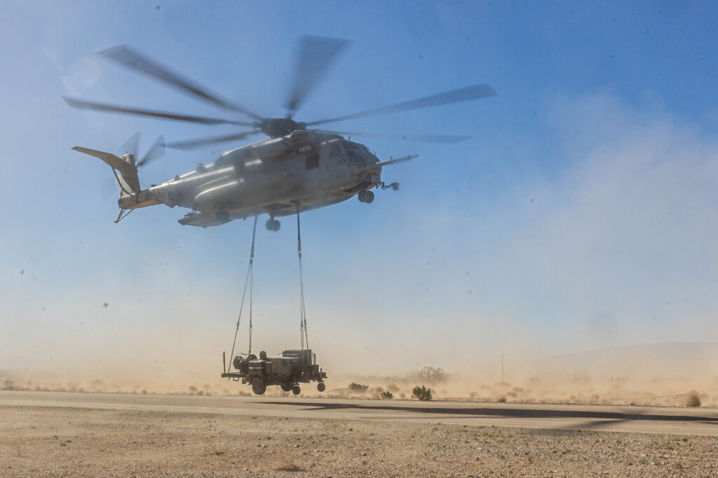 CH-53E Super Stallion μεταφέρει εξωτερικά ραντάρ MRADR των Αμερικανών Πεζοναυτών