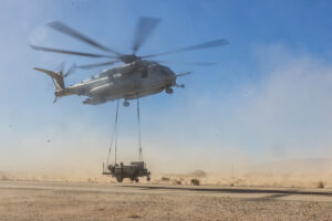 CH-53E Super Stallion μεταφέρει εξωτερικά ραντάρ MRADR των Αμερικανών Πεζοναυτών