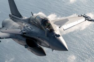 Γαλλικό μαχητικό Rafale σε πτήση πάνω από τη θάλασσα