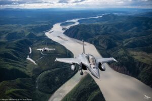 Δύο γαλλικά Rafale πετούν πάνω από κοιλάδα και ποτάμι στην Αλάσκα