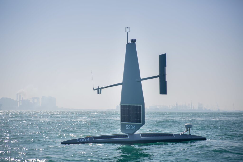 Μη επανδρωμένο σκάφος Saildrone Explorer πλέει κοντά στην ακτή του Μπαχρέιν