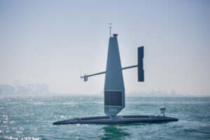 Μη επανδρωμένο σκάφος Saildrone Explorer πλέει κοντά στην ακτή του Μπαχρέιν