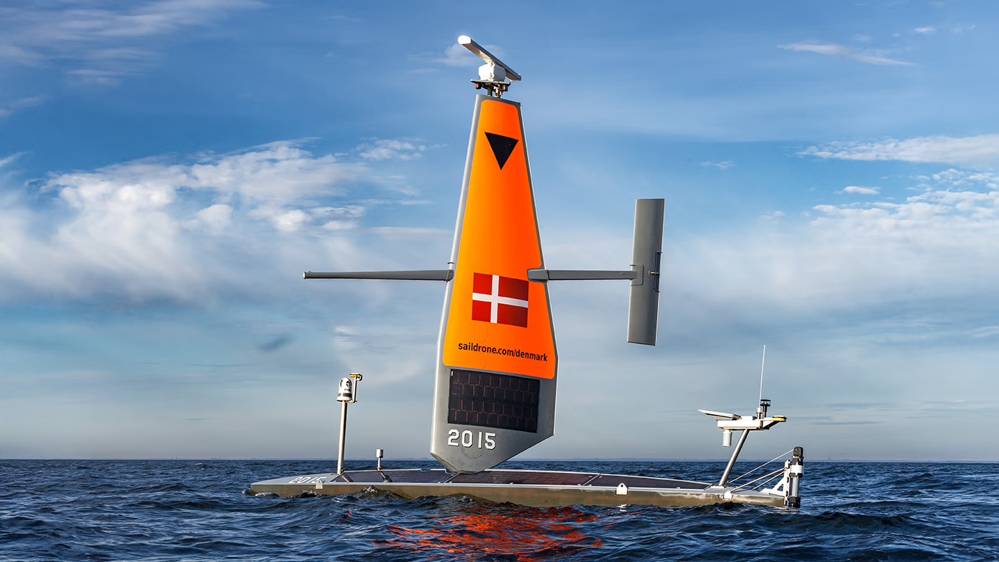 Μη επανδρωμένο σκάφος Saildrone Voyager 2015 πλέει με τη σημαία της Δανίας