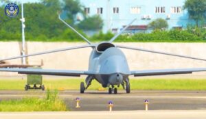 Μη επανδρωμένο αεροσκάφος WZ-7 πριν από αποστολή επιτήρησης γύρω από τον ύφαλο Scarborough