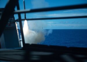 Πύραυλος κρουζ Tomahawk εκτοξεύεται από το αμερικανικό αντιτορπιλικό USS Barry