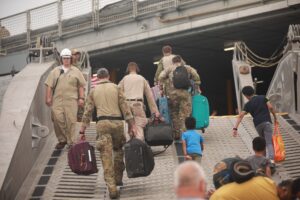 Πολίτες επιβιβάζονται στο USNS Brunswick κατά την απομάκρυνση από το Πορτ Σουδάν