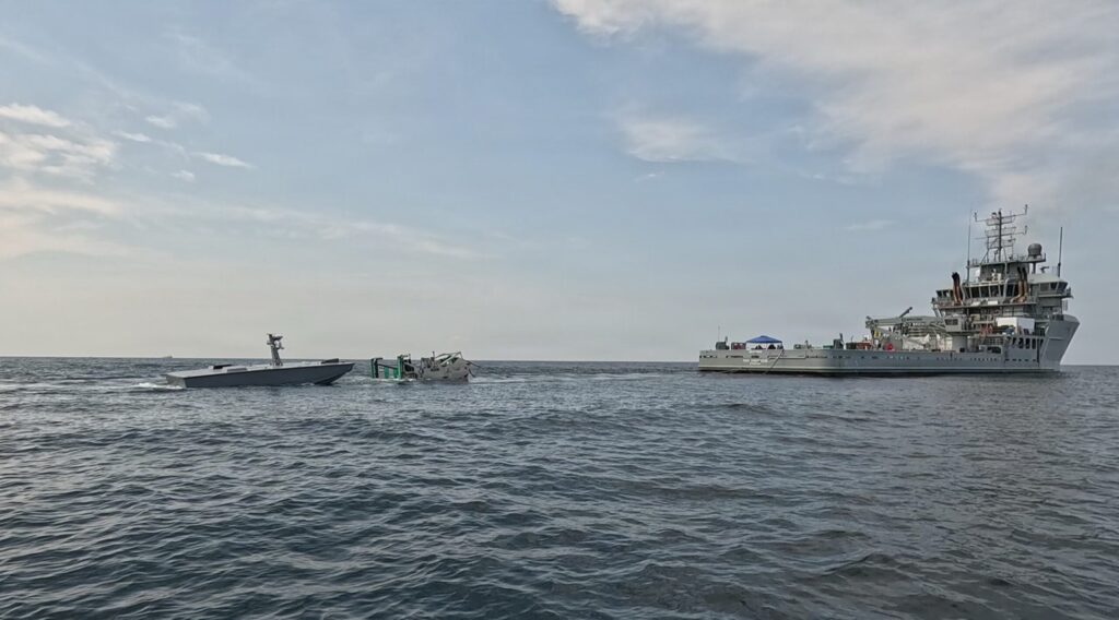 Το μη επανδρωμένο T38 πλησιάζει τον ρυμουλκούμενο μηχανισμό ανεφοδιασμού πίσω από το USNS Vindicator