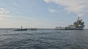 Το μη επανδρωμένο T38 πλησιάζει τον ρυμουλκούμενο μηχανισμό ανεφοδιασμού πίσω από το USNS Vindicator
