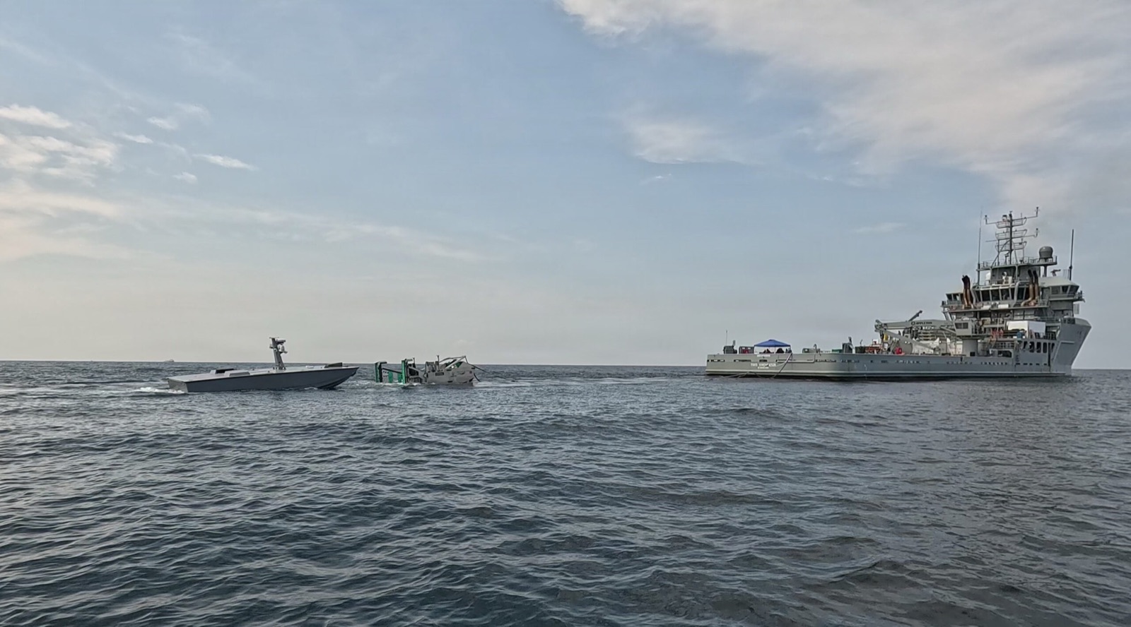 Το μη επανδρωμένο T38 πλησιάζει τον ρυμουλκούμενο μηχανισμό ανεφοδιασμού πίσω από το USNS Vindicator