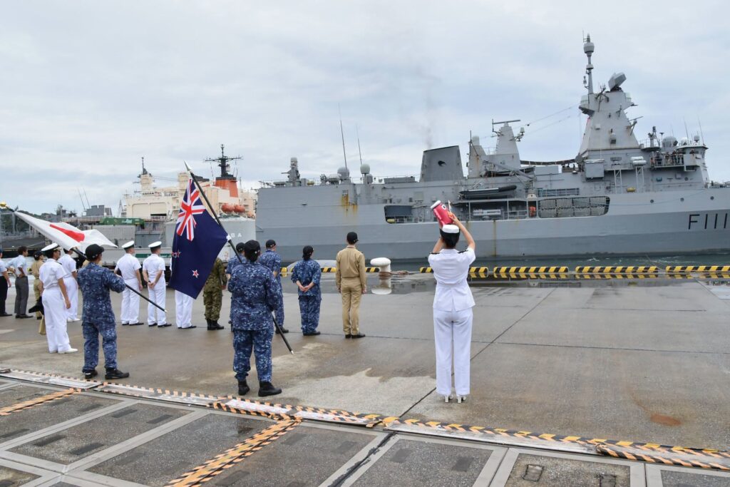 Η φρεγάτα HMNZS Te Mana κατά τον απόπλου από τη Γιοκοσούκα