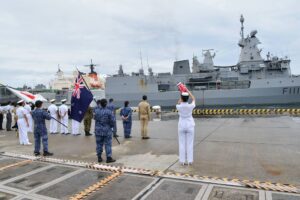 Η φρεγάτα HMNZS Te Mana κατά τον απόπλου από τη Γιοκοσούκα
