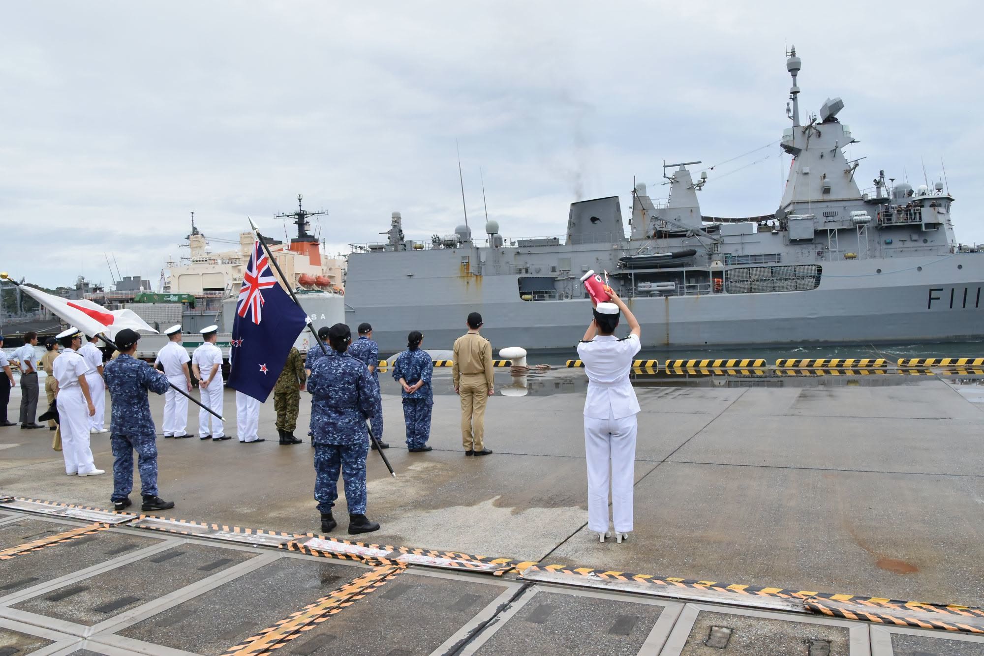 Η φρεγάτα HMNZS Te Mana κατά τον απόπλου από τη Γιοκοσούκα