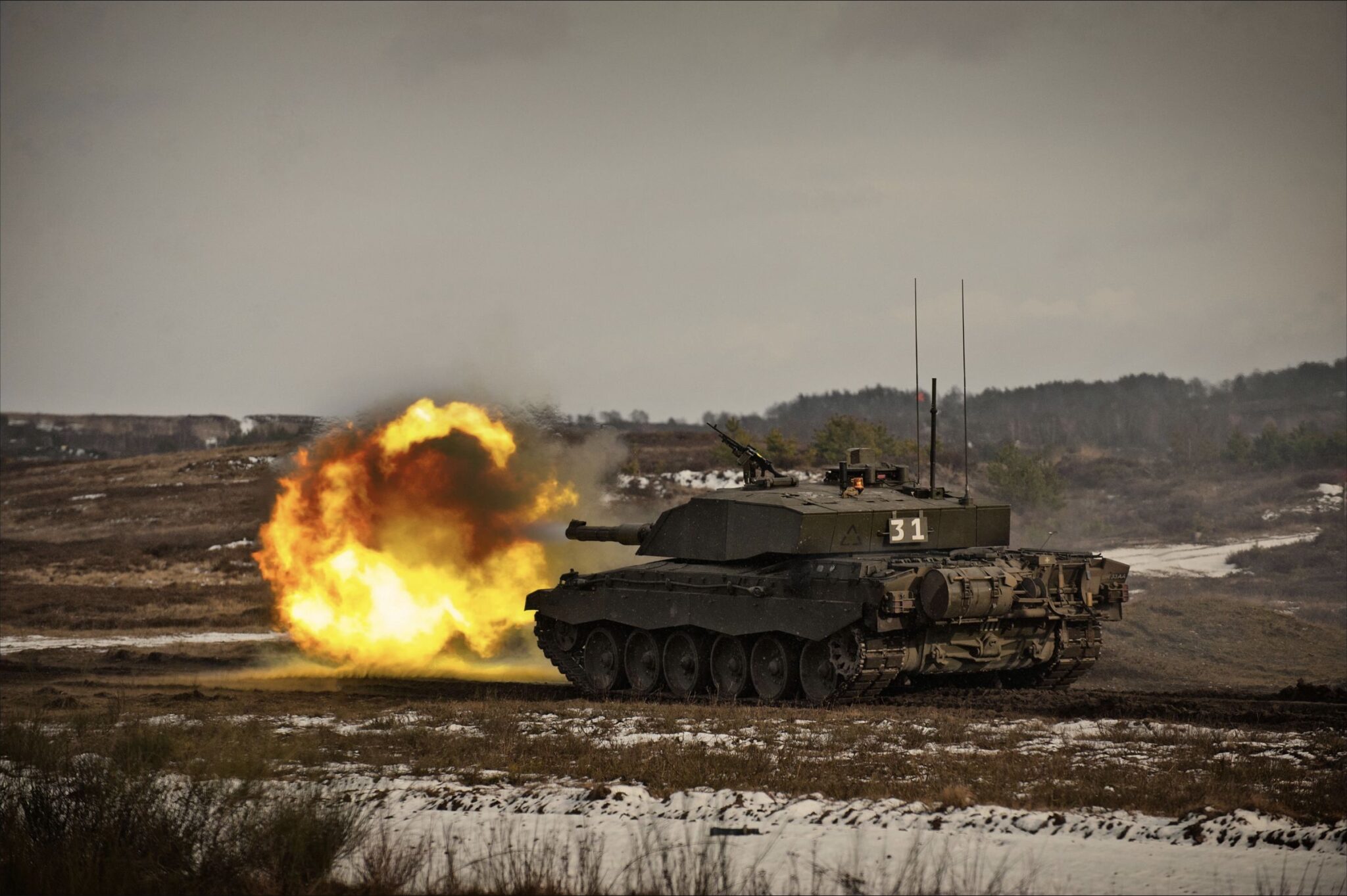 Βρετανικό άρμα Challenger 2 βάλλει κατά τη διάρκεια στρατιωτικής άσκησης