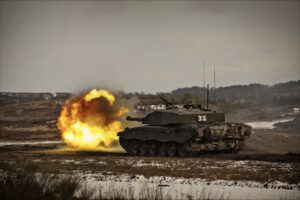 Βρετανικό άρμα Challenger 2 βάλλει κατά τη διάρκεια στρατιωτικής άσκησης