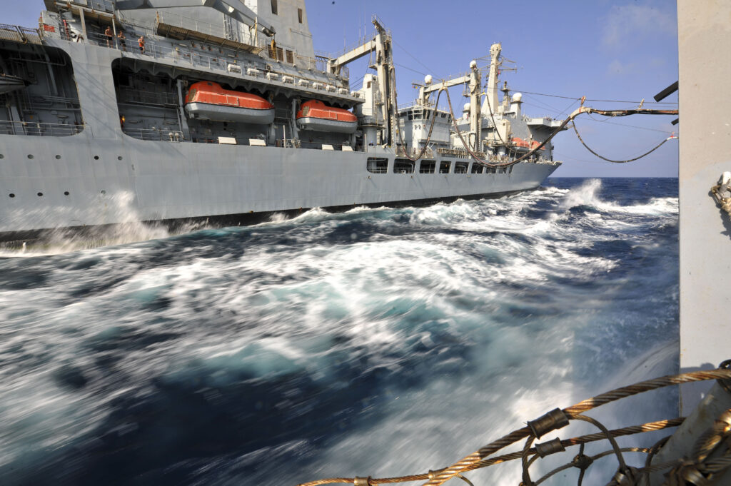 Το πλοίο υποστήριξης RFA Fort Victoria ανεφοδιάζει εν πλω το αμερικανικό αντιτορπιλικό USS Porter