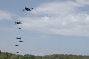 Μικρά μη επανδρωμένα αεροσκάφη πετούν σε σχηματισμό κατά βρετανική δοκιμή σμήνους
