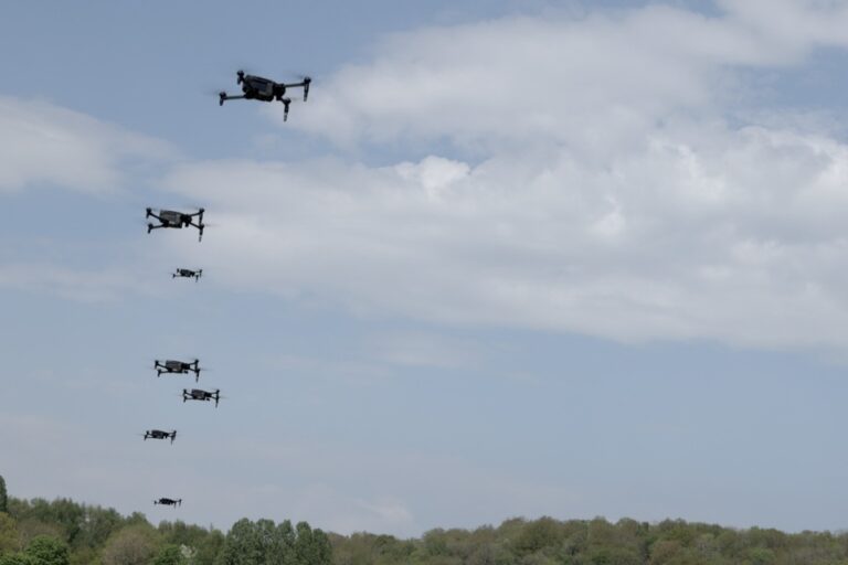 Μικρά μη επανδρωμένα αεροσκάφη πετούν σε σχηματισμό κατά βρετανική δοκιμή σμήνους