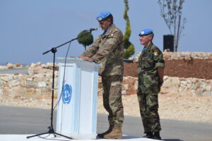 Ιταλός αξιωματικός με γαλάζιο μπερέ μιλά σε βήμα του ΟΗΕ δίπλα σε Ιρλανδό αξιωματικό