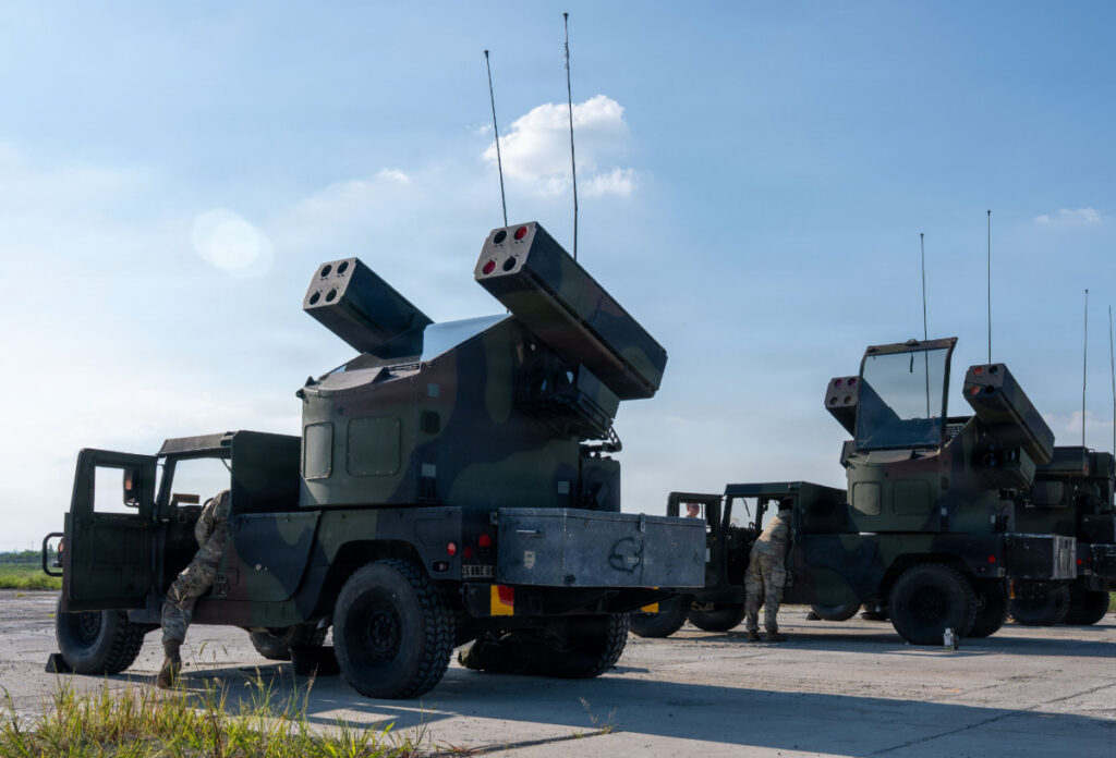 Δύο συστήματα Avenger πάνω σε HMMWV με τους εκτοξευτές Stinger ανυψωμένους
